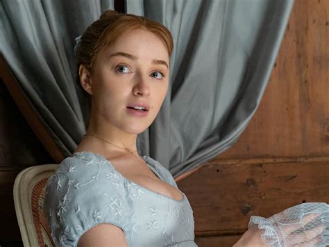 phoebe dynevor boobs|Bridgerton star reveals gross fact about shows sex scenes:。